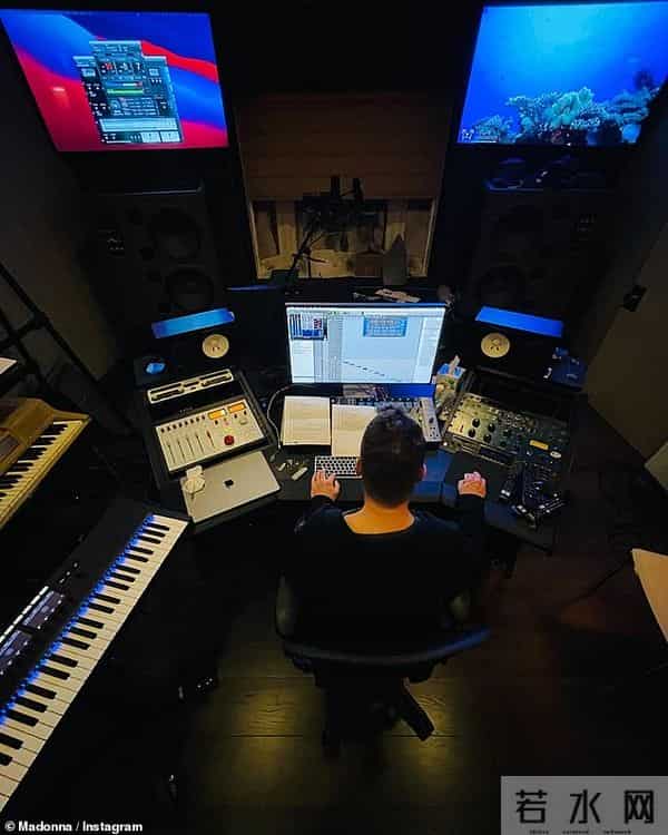 63岁麦当娜穿渔网装，搂变性人合影显脸小，录音棚里玩性感