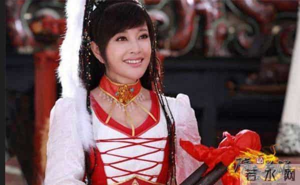 40岁不愿演妈、70岁扮少女、整容、硬凹性感…她们的不服老真尴尬