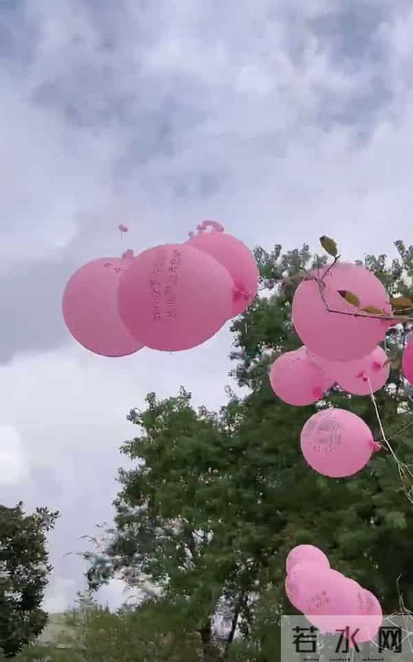 乔任梁迎34岁冥诞,父母放飞气球为其庆生,现场浪漫却惹人落泪