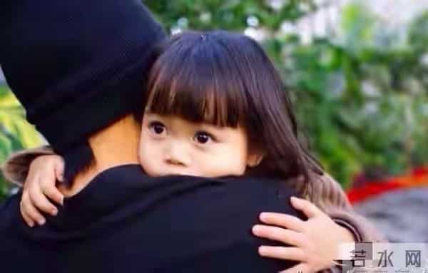 韩寒老婆女儿罕见露面，穿长裙配短发气质好，9岁小野眼睛真像爸