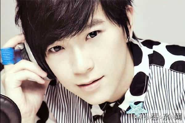 因《仙剑3》走红，变回女生打扮无人识，拖欠房租靠街头卖唱为生