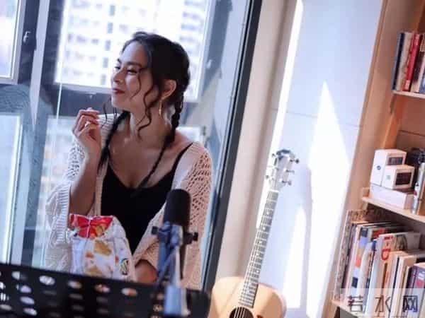 李幸倪来港追梦坚持唱粤语歌,首夺女金奖感触爆哭,曾患抑郁