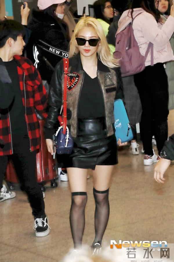 SM家族结束海外公演飞抵韩国 EXO朴灿烈SHINee金基范等口罩遮面显低调