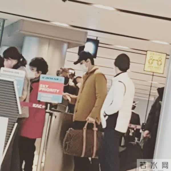 EXO边伯贤吴世勋机场照，忙内提LV蒙面难遮盛世美颜，二人真瘦了