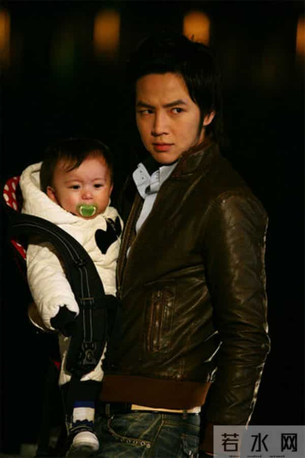 还记得《天才宝贝》的小主角吗？长大后兄弟三人长相太逆天了!