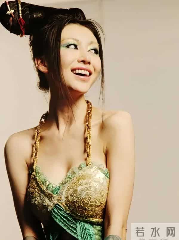 “性感女神”巩新亮