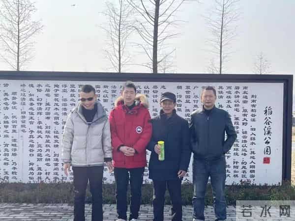 我,盲人按摩师,手指不灵活,21岁还不会用筷子,想转行当主持人