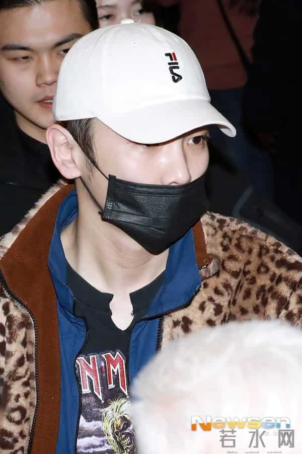 SM家族结束海外公演飞抵韩国 EXO朴灿烈SHINee金基范等口罩遮面显低调