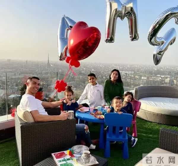 还没结婚就当3个娃后妈，她的恋情价值几亿？