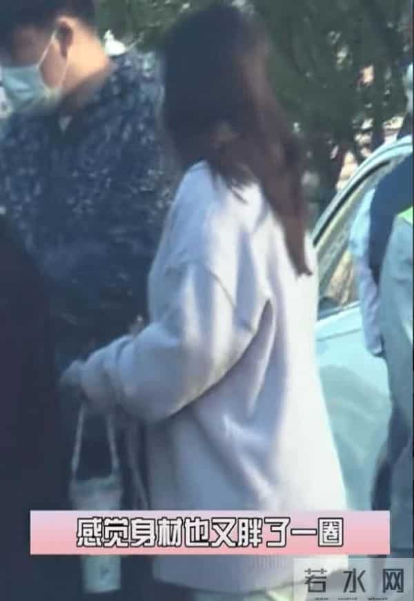 37岁阚清子临盆在即!穿孕妇装状态轻松,老公贴心开车门陪伴产检