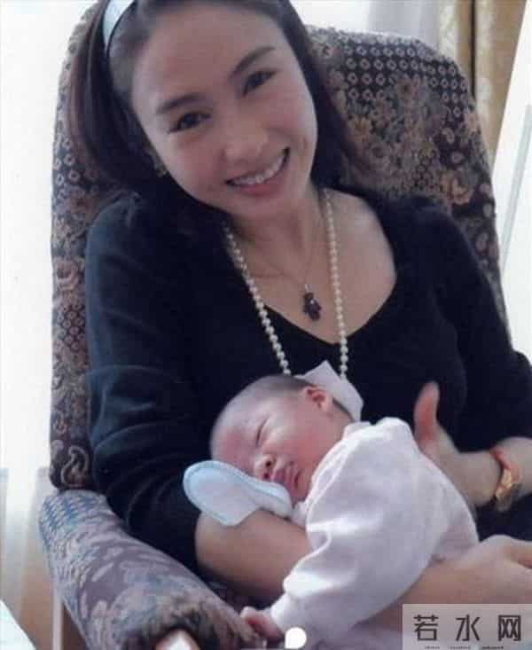 伊能静晒儿女合照 称作为母亲有爱的能力