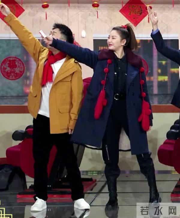 春晚造型都不简单！张雨绮保安制服是潮牌，贾玲福字毛衣也不便宜