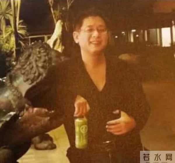 许晴49岁仍不婚全因他，因诈骗潜逃日本，去世时许晴微博耐人寻味