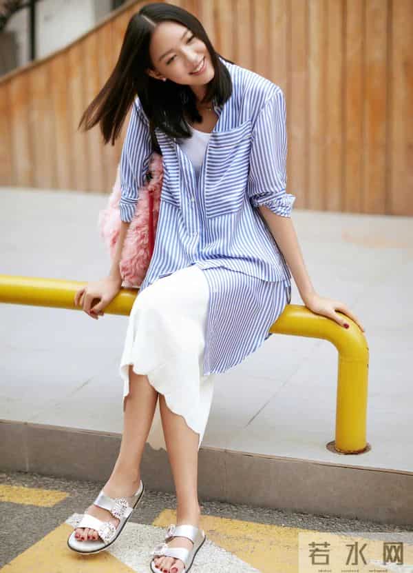 张梓琳不愧是世界小姐，穿黑色蕾丝裙优雅大方，模特身材令人羡慕