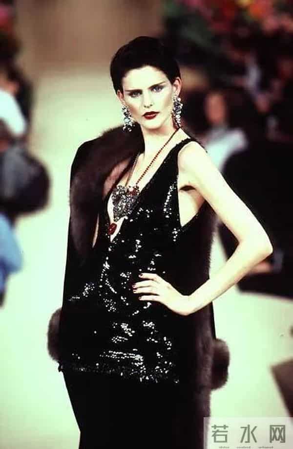 英国“贵族”超模突然离世!雌雄同体的美惊艳世人,曾是老佛爷挚爱…