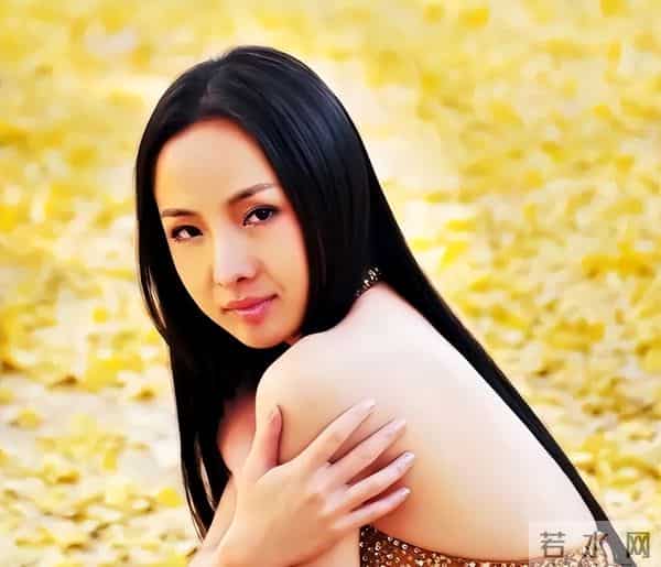 曝37岁干露露隐婚生女!分享女儿近照被喷,曾与大22岁邓建国订婚