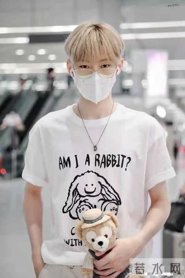 知名女星恋情疑曝光！酒吧通宵后同回住处，男方身份遭扒信息量大