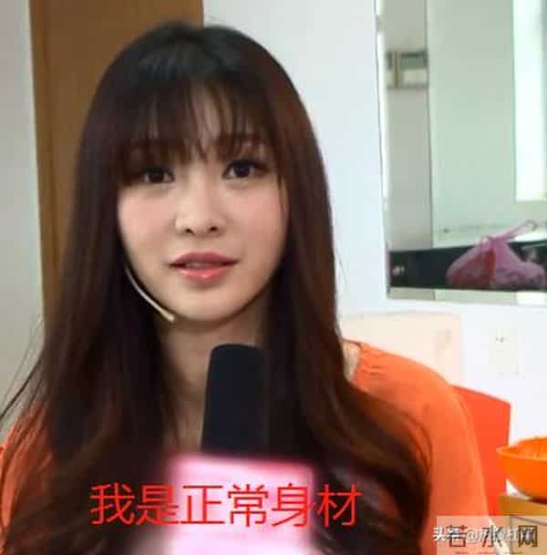 柳岩和男友在睡懒觉,突然门被打开,男友妈妈要教柳岩做辣椒炒肉