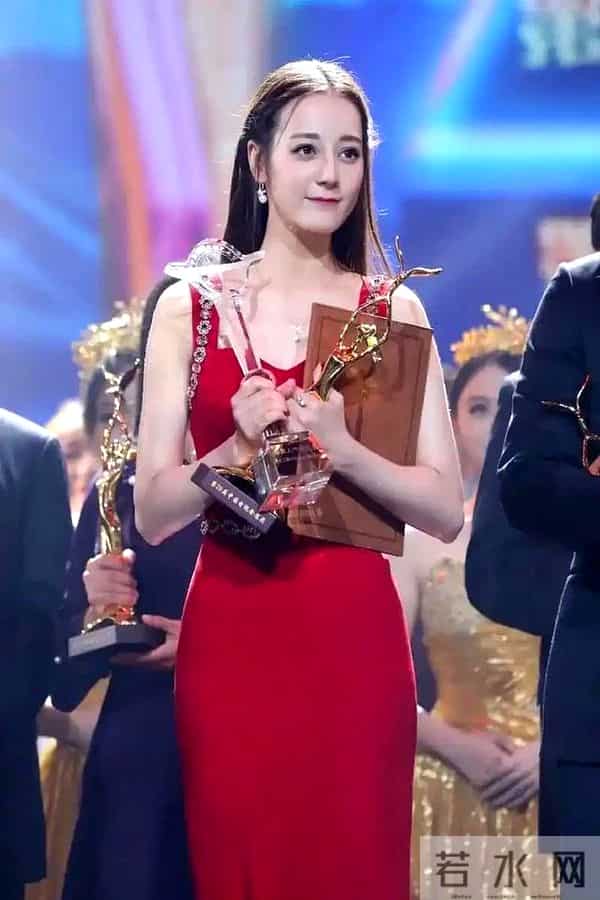 枭起青壤遭审判,穿睡衣、露大腿、打戏像调情,迪丽热巴跟着遭殃