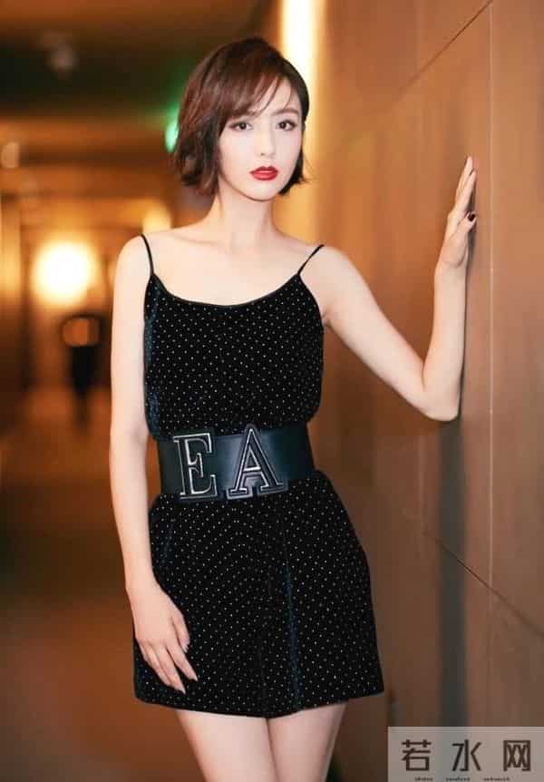 被34岁的佟丽娅美哭了，身穿一条雾霾蓝纱裙，嫩回18岁！