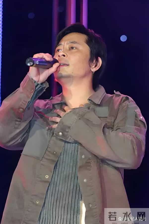 王杰：从孤寂童年到乐坛传奇 浪子情怀的音乐诗人