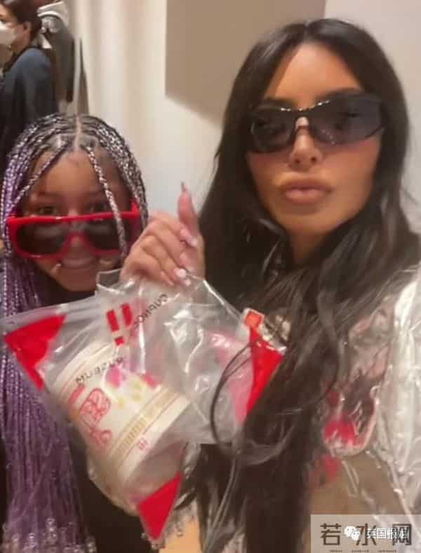 金卡戴珊离婚又分手后变化超大！素颜出镜惊呆网友，参演爆火美剧