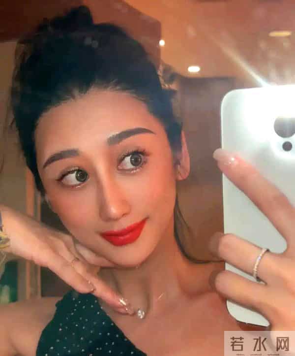 陈浩民老婆蒋丽莎近照令人认不出,对比之前差别很大,网红感十足