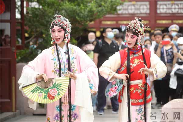 快来！九曲桥上听“梁祝”，演艺大世界豫园“快闪”进行中