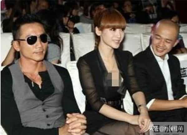 柳岩和男友在睡懒觉,突然门被打开,男友妈妈要教柳岩做辣椒炒肉