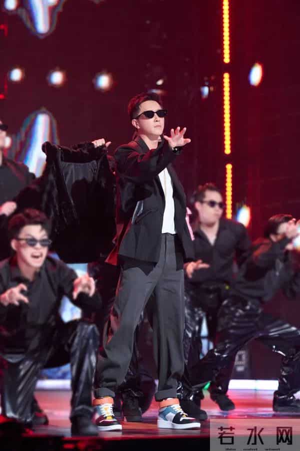 第一代偶像“人气王”,拒绝翻红,身家过亿