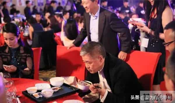 成龙60大寿257位明星到场, 而周润发60大寿, 竟是这番景象