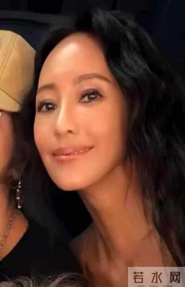 林心如和许玮甯给蓝心湄过生日，她们吃日料庆祝，林心如素颜很美