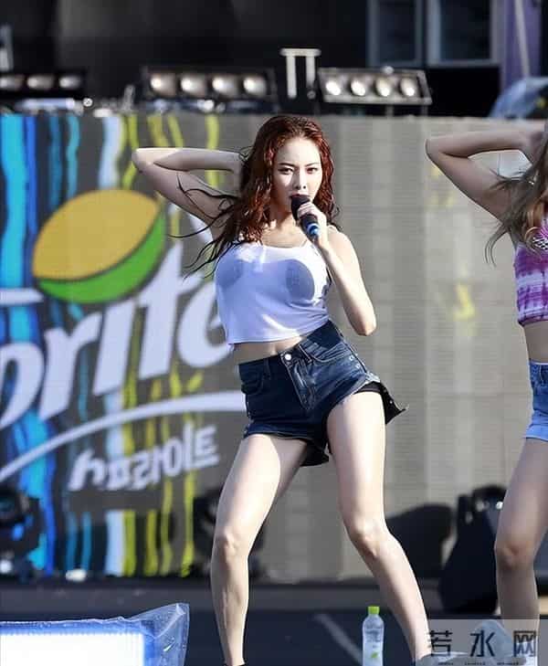 穿衣自由引发争议，这些女明星的穿衣风格究竟有没有错？