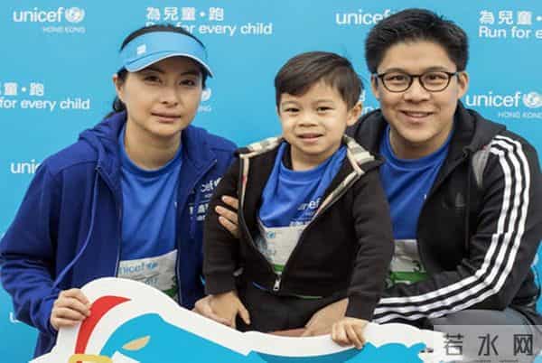 霍启刚郭晶晶逛画展大秀恩爱,腹部微凸疑怀第4胎,结婚8年生3子