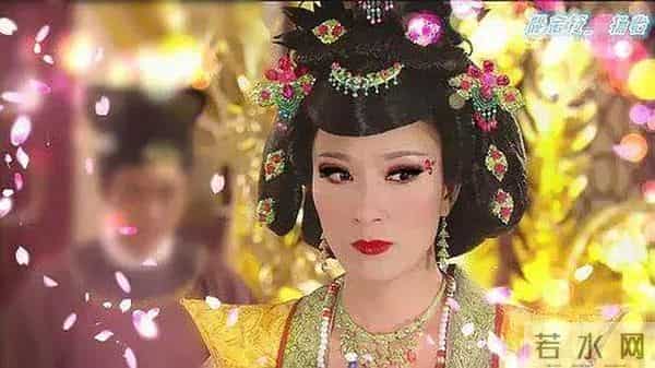 《宫心计》花絮曝光,陈豪自己补妆,杨怡戏服下的破洞牛仔裤亮了