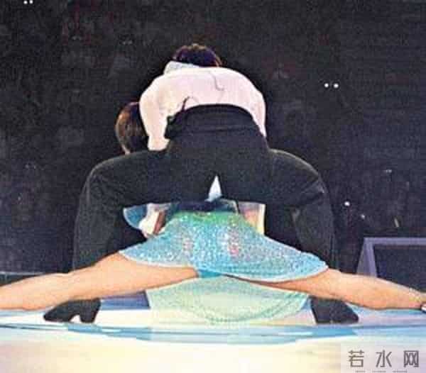 明星出丑尴尬一幕 你还敢这么穿么?