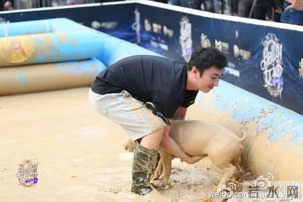 潘石屹儿子也下泥潭抓猪,画风和王思聪完全俩样