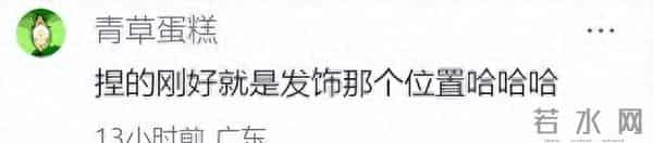 张韶涵演唱会“孔雀开屏”被搞砸!头饰被卡表情无奈,伴舞闯大祸