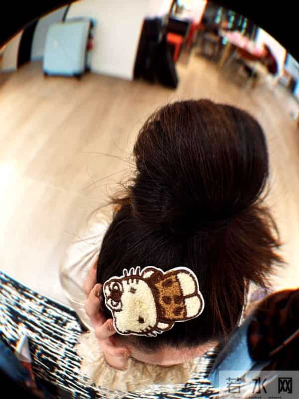 郭碧婷在家自拍曝光内景！面积小装修简单显拥挤，41岁长不少白发