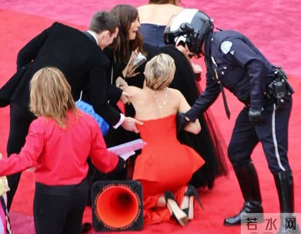 梁咏琪颁奖礼摔倒,而女星摔倒也不止她一个
