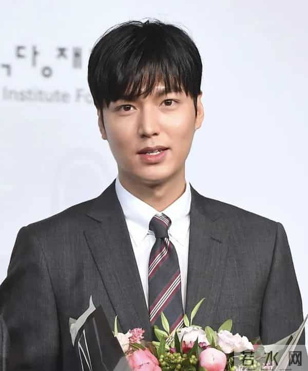 李敏镐又肿了？5年前就被吐槽发腮，离开“国民初恋”36岁仍单身