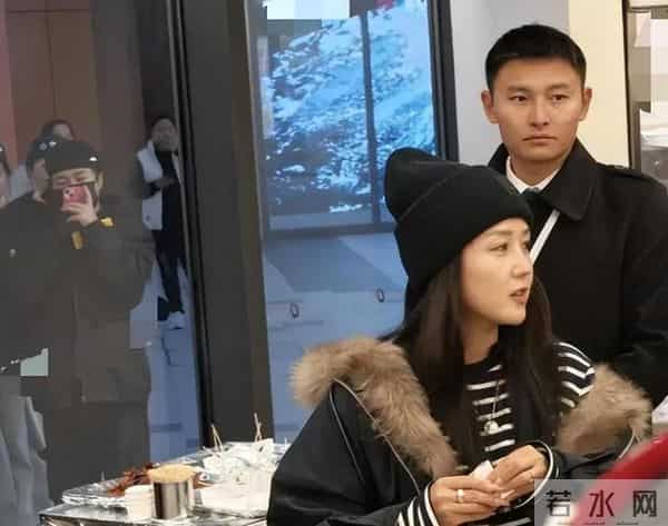 39岁何洁现身湖南长沙一家超市购物,个子又矮又胖,外形非常普通