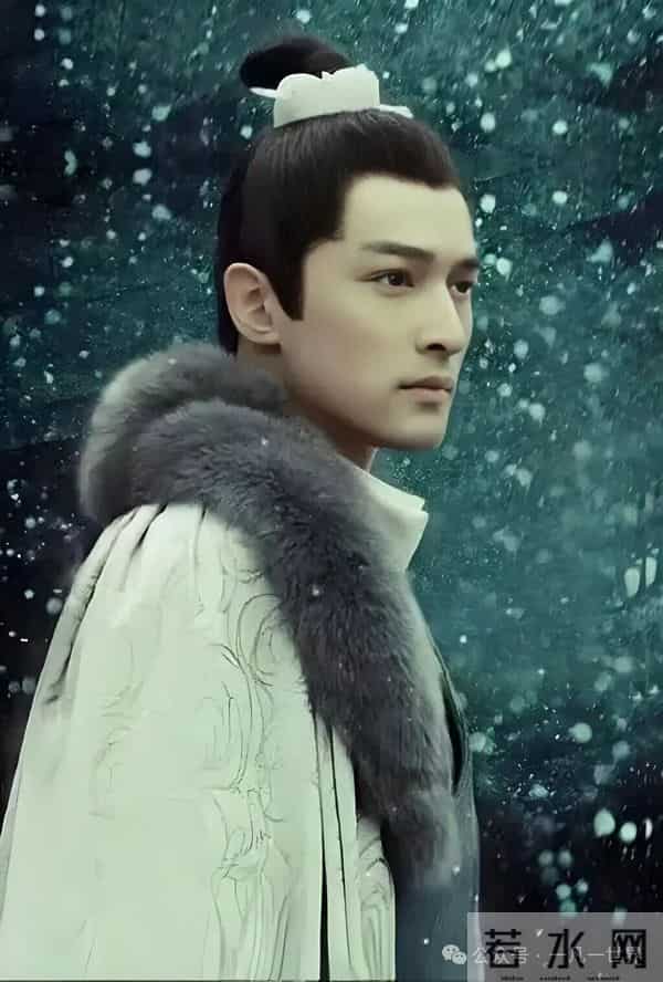 无需滤镜，也不见伤疤，43岁的胡歌依然是无数影迷心中的白衣少年