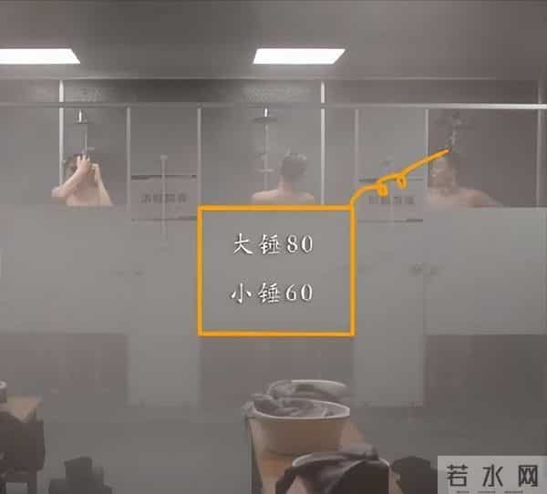 难怪电视里只有上半身,镜头下移后,是不能看的尴尬全景