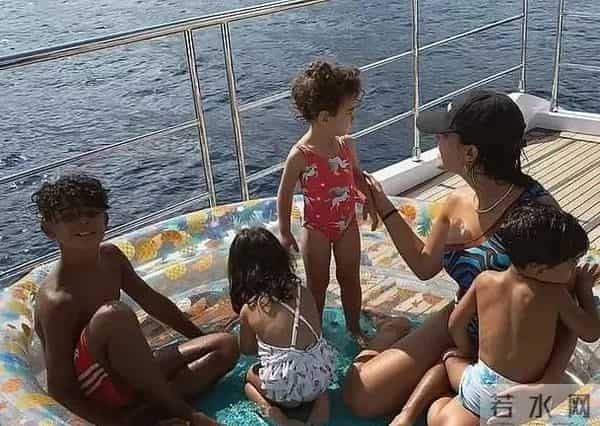 还没结婚就当3个娃后妈，她的恋情价值几亿？