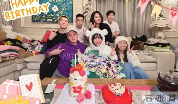 柳岩和男友在睡懒觉,突然门被打开,男友妈妈要教柳岩做辣椒炒肉