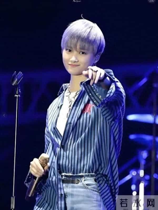 机场偶遇李宇春，穿土黄色棉袄平底鞋，被路人冲撞后眼神凌厉