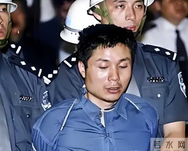 曾经的扫黑英雄文强,生命中的最后四小时,在看守所里辗转难眠