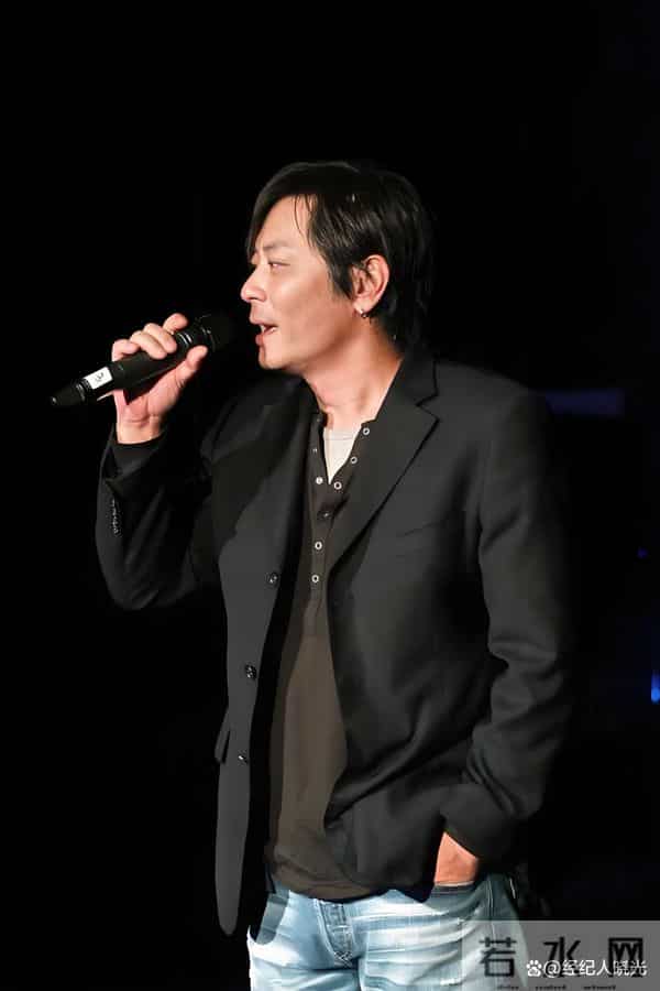 王杰：从孤寂童年到乐坛传奇 浪子情怀的音乐诗人