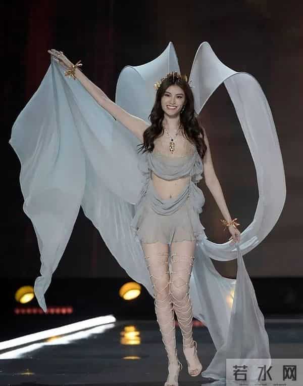 杨幂穿透视装参加2025年维密大秀！刘雯太保守了，没有穿比基尼